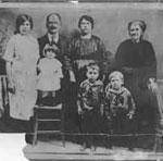 Anni 1920. Da sinistra le sorella Vincenza ed Angela, Francesco Zenobio, Antimo. In alto i genitori.